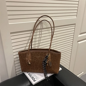 Sac fourre-tout à imprimé léopard avec lettrage doré et charms décoratifs tendance