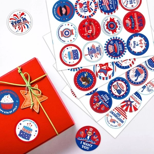 USA Unabhängigkeitstag Aufkleber mit Flaggen und Feuerwerk auf roter Geschenkbox