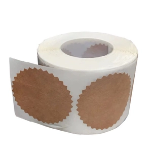 Bruine kraftpapier labels op rol met schulprand voor doe-het-zelf cadeauverpakking en sluiting