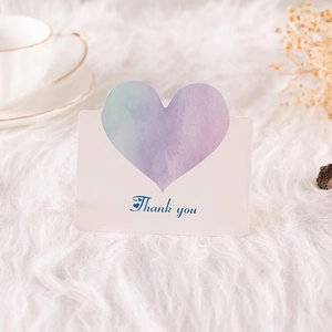 Elegante biglietto di ringraziamento con cuore acquerello blu stellato su morbido fondo