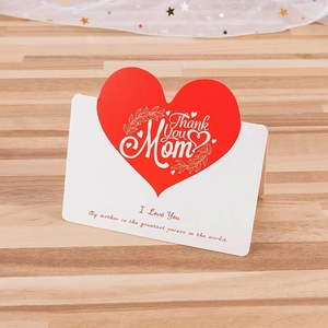 Dettaglio biglietto festa della mamma a forma di cuore con scritta Thank You Mom