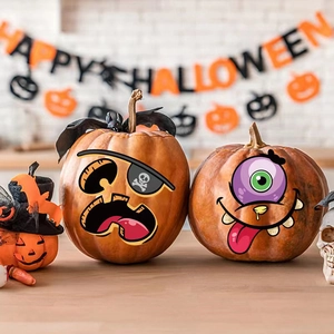 Décorations de citrouilles d'Halloween DIY avec visages effrayants sur table en bois