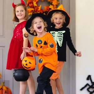 Nahaufnahme von Halloween-Aufklebern mit Kürbis- und Fledermausmotiven auf Haut und Kleidung