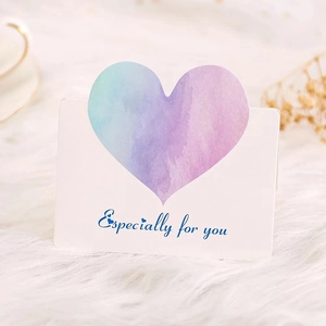 Dettaglio biglietto cuore pieghevole con sfumatura acquerello e scritta 'Especially for you'