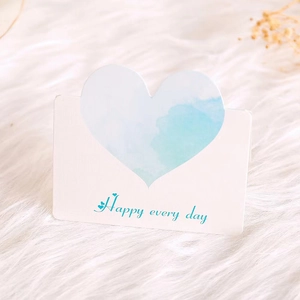 Dettaglio del biglietto Happy Every Day bianco con cuore acquerello blu su finta pelliccia