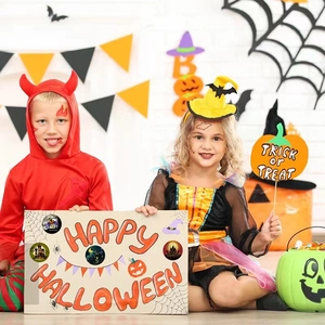 Halloween Party Dekoration Set mit Zaubererkostümen, Kürbiseimern und festlichen Bannern