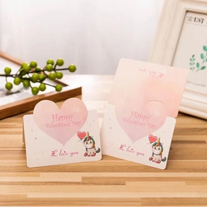 Dettaglio del set di biglietti di San Valentino con cuori rosa e unicorno carino