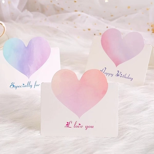 Set di biglietti d'auguri a cuore sfumati con scritte artistiche su sfondo morbido