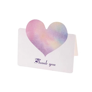 Biglietto di ringraziamento artistico con cuore sfumato arcobaleno e carattere elegante