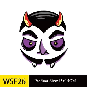 Détail de l'autocollant visage de diable Halloween DIY montrant la taille 15x15CM et cornes