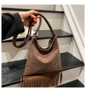 Détail du sac à bandoulière en daim marron café avec de longues franges bohèmes