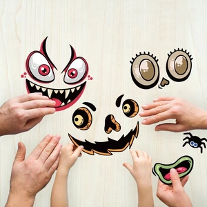 Autocollants DIY citrouille Halloween pour enfants avec yeux et bouches sur fond en bois