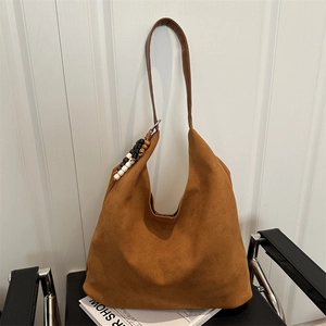 Women Large Capacity Suede Tote Bag Minimalist Hobo Shoulder Bag With Wooden Bead Charm Fashion Commuter Handbag