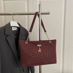 Sac fourre-tout rouge léopard avec pendentif cerf en métal et bandoulière chaîne