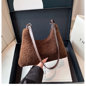 Dettaglio della borsa hobo in peluche marrone con texture soffice e tracolla in pelle