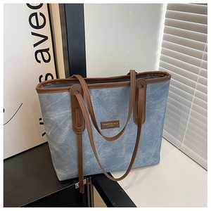 Détail du sac cabas en jean avec finitions cuir et plaque Fashion & Bags