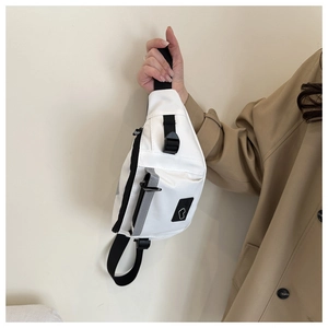 Dettaglio borsa a tracolla in nylon bianco con cinturino nero e cerniera catarifrangente