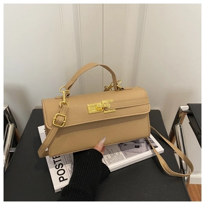 Vue détaillée du mini sac à main kaki en cuir avec fermoir doré et poignée supérieure