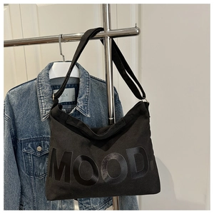Dettaglio della borsa tote in tela nera con stampa lucida della scritta MOOD