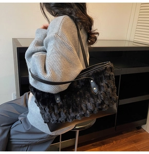 Détail du sac cabas en fausse fourrure noire avec texture écailles et anses cuir