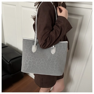 Detailopname van de mode tote tas met luipaardprint en zilveren kettingriem