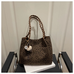 Detalle de bolso tote de leopardo con asa trenzada y un bonito colgante de helado