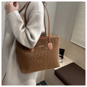Detailweergave van de bruine luipaard shopper met leren riemen en suède afwerking