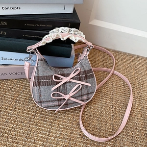Mini bolso de media luna a cuadros con lazos rosas y detalles de encaje