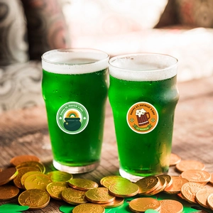 Adesivi impermeabili San Patrizio con trifoglio e arcobaleno su un bicchiere di birra
