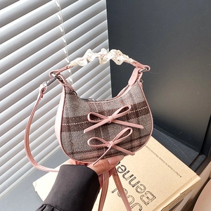 Mini bolso de lana a cuadros marrones con adornos de cuero rosa y lazos decorativos