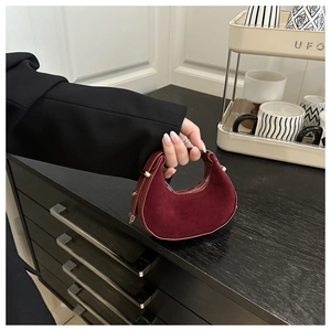 Dettaglio della borsa hobo bordeaux in pelle scamosciata con finiture in pelle liscia