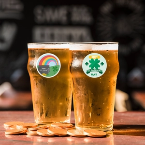 Set di boccali da birra di San Patrizio con motivi a trifoglio, arcobaleno e monete d'oro