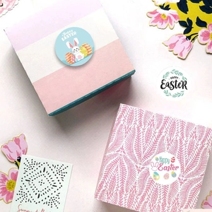 Πολύχρωμα αυτοκόλλητα Happy Easter με κουνέλια και αυγά σε κουτιά δώρου για το Πάσχα