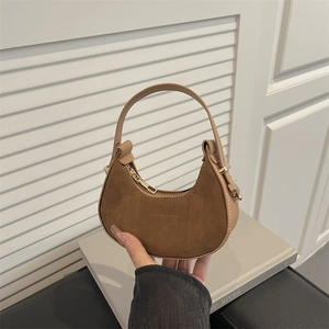 Borsa a mezzaluna in camoscio marrone con finiture in pelle bicolore e zip dorata