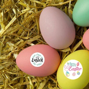 Πολύχρωμα διακοσμητικά αυγά Happy Easter σε χρώματα macaron σε ρουστίκ φόντο με άχυρο