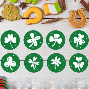 Set adesivi trifoglio San Patrizio su sfondo legno bianco con decorazioni per le feste