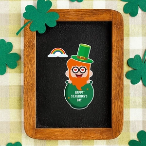 Autocollant puzzle de leprechaun de la Saint-Patrick avec arc-en-ciel et trèfle