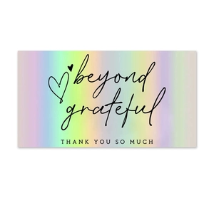 Detail einer holografischen Regenbogen-Dankeskarte mit schwarzem beyond grateful Schriftzug