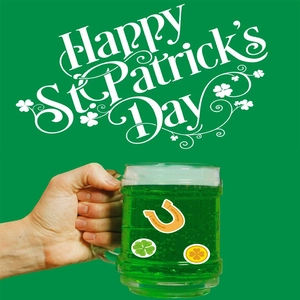 St. Patricks Day Kleeblatt Aufkleber auf Bierglas mit grüner Flüssigkeit