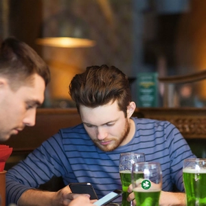 Maglia uomo manica lunga a righe blu navy indossata in un pub per San Patrizio