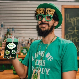 St. Patrick's Day Party Zubehör-Set mit grünem Kleeblatt T-Shirt, Hut und Festbrille
