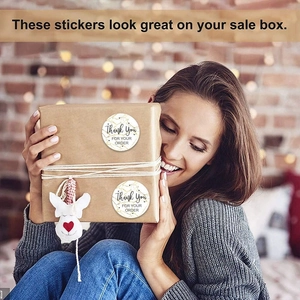 Goldmarmor-Aufkleber Thank You for Your Order auf Kraftpapierboxen im warmen Licht