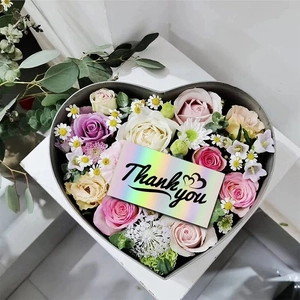 Herzförmige Geschenkbox mit bunten Rosen und einer holografischen Dankeskarte