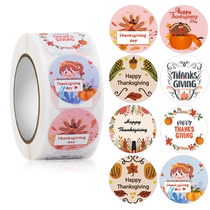 Rolle mit runden Happy Thanksgiving Aufklebern mit Truthahn- und Kürbis-Designs