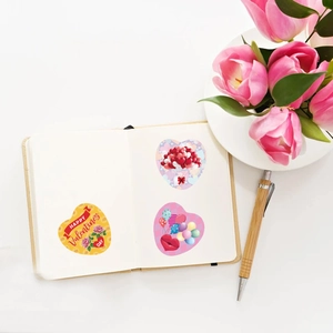 Hartstickers voor Valentijnsdag met ballonnen en bloemen voor cadeauverpakkingen
