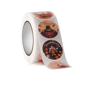 Details der Thanksgiving-Stickerrolle mit Cartoon-Truthähnen und bunten Herbstblättern