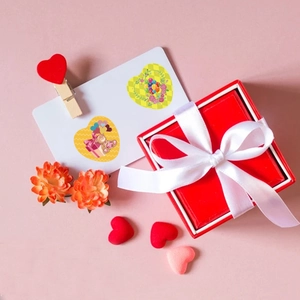 Valentijnsdag hartjesstickers met beer en ballonnen op een luxe geschenkdoos