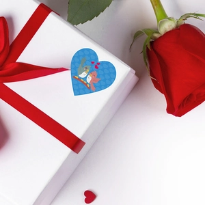 Autocollant cœur de Saint-Valentin avec oiseaux sur boîte cadeau et rose rouge