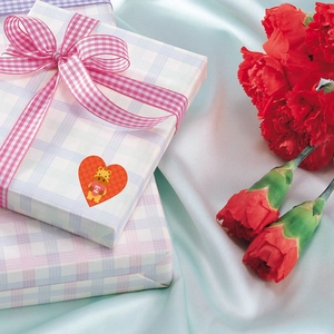 Autocollant cœur girafe sur boîte cadeau avec œillets pour la Saint-Valentin