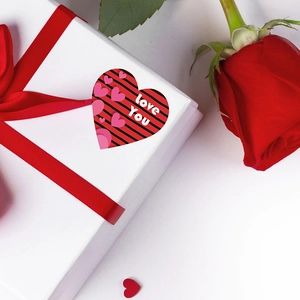Autocollants de la Saint-Valentin avec texte Love You sur une boîte cadeau et une rose